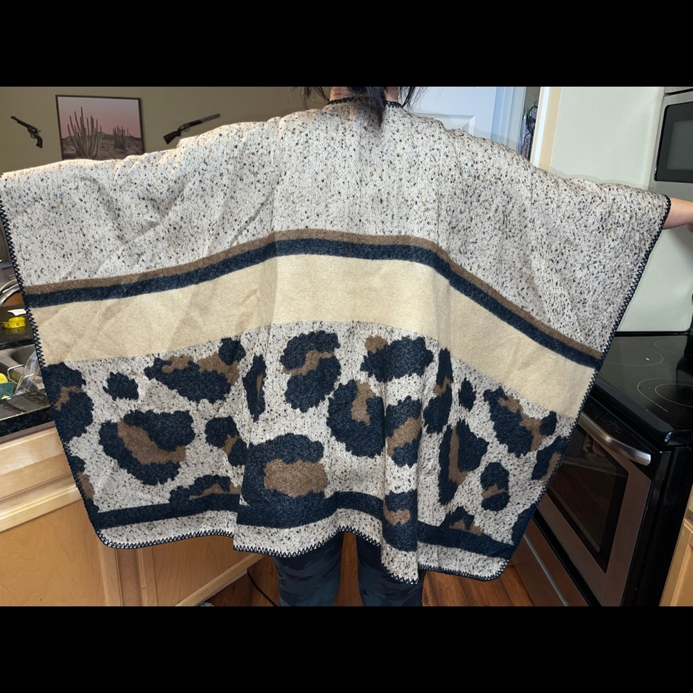 NORDSTROM BP LEOPARD WRAP OPEN FRONT PONCHO **NWOT** - Picture 5 of 8